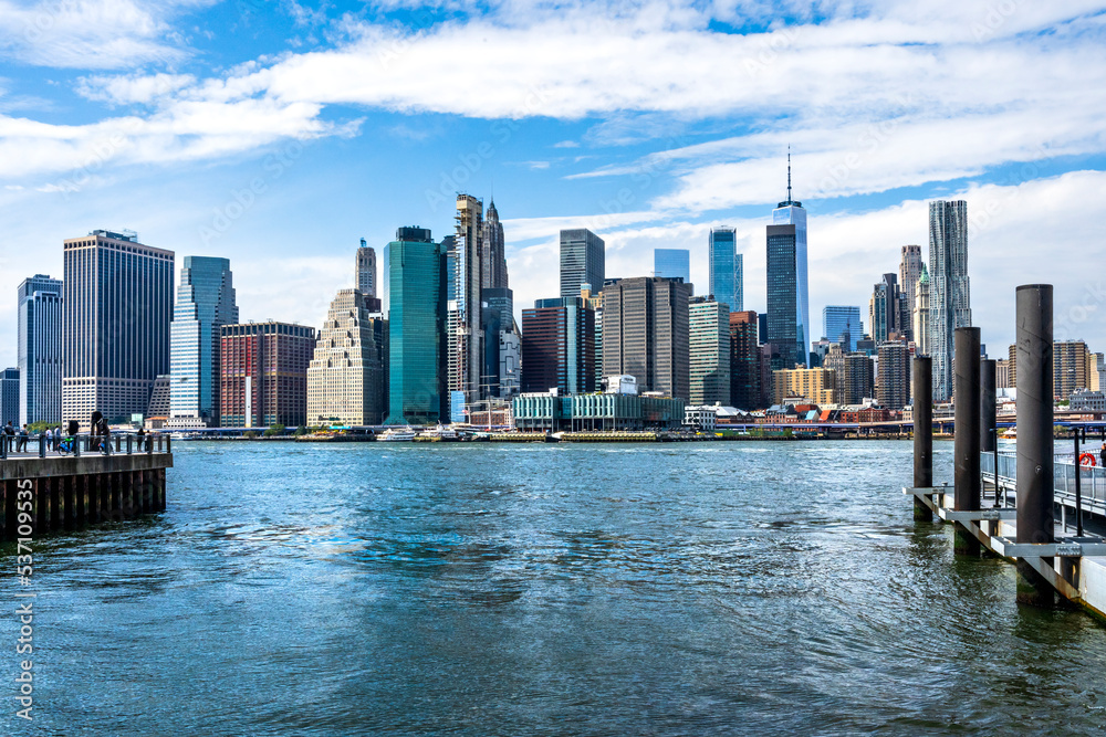 Naklejka premium Lower Manhattan skyline with One World Trade Center facing East River seen from the Pier 1 in Dumbo, Brooklyn, New York City, USA