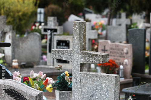 Stary zapomniany grób z krzyżem na cmentarzu. 