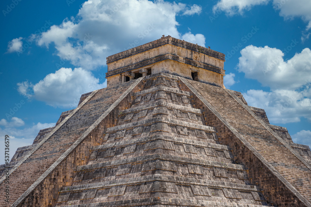 Temple Pyramid of Kukulcan El Castillo, Chichen Itza, Yucatan, Mexico, Maya civilization