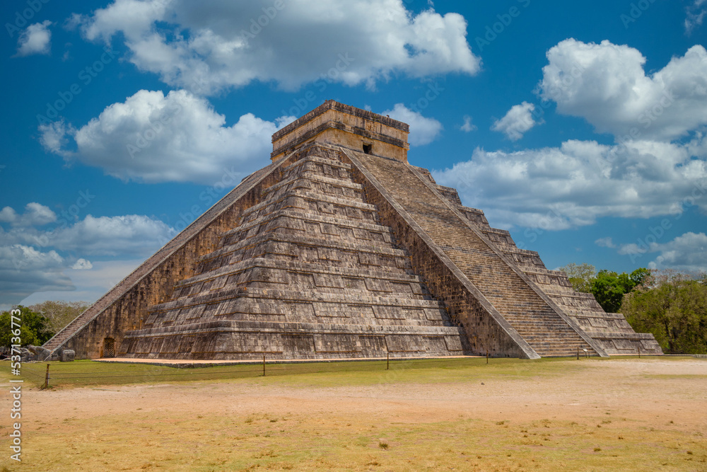 Temple Pyramid of Kukulcan El Castillo, Chichen Itza, Yucatan, Mexico, Maya civilization
