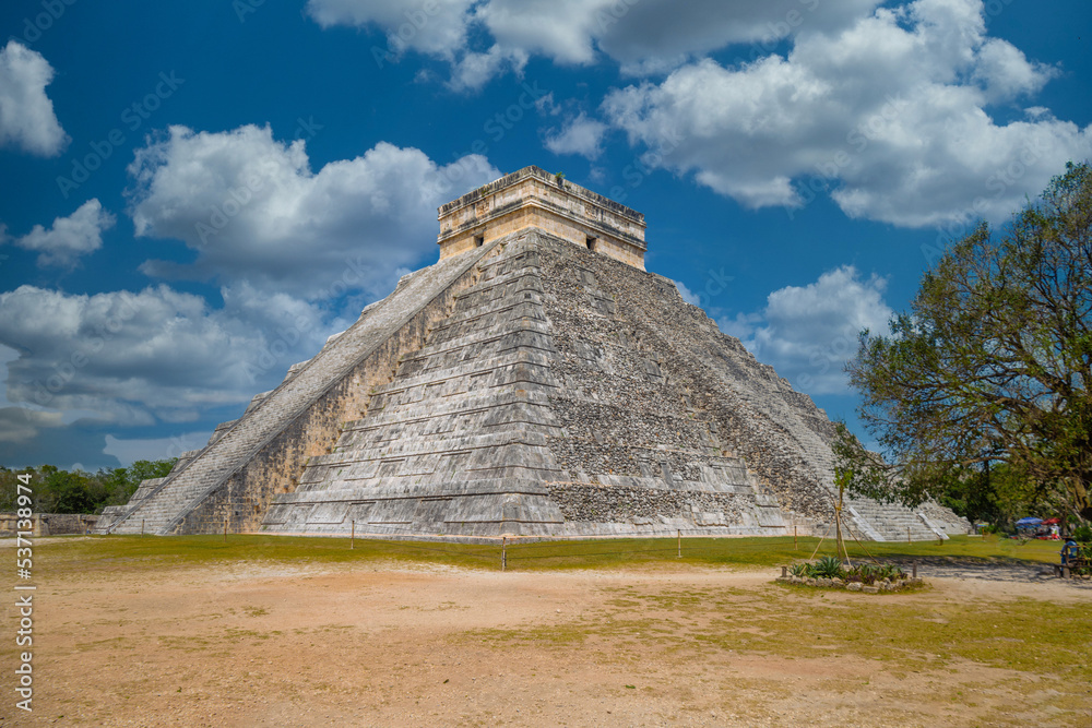 Temple Pyramid of Kukulcan El Castillo, Chichen Itza, Yucatan, Mexico, Maya civilization