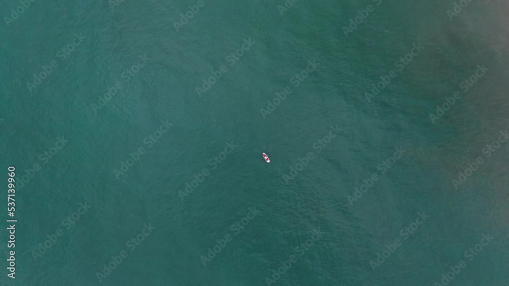 Drone - vue aérienne - Nature belle falaise avec embarcation bateau surplombant océan atlantique en Espagne à Mendatagaina sans aucune personne en marée basse de jour