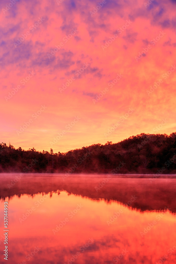 Obraz premium sunrise over the lake