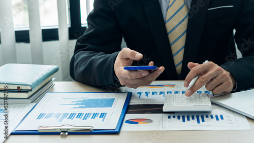 Tableau sur toile Business men and women holding smartphones at work
