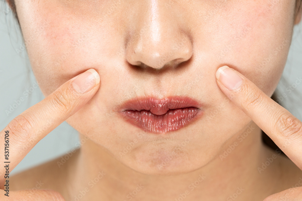 Obraz premium 豊麗線を指差す女性