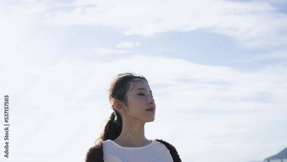 陽射しの強い海にいる女性 陽射しの強い海にいる女性