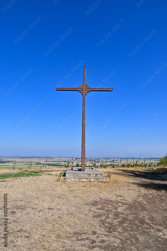 Gipfelkreuz bei der Wanderung Traumrunde Hüttenheim Seinsheim bei blauem Himmel im Steigerwald, bei Kitzingen in Unterfranken, Franken, Bayern Deutschland Gipfelkreuz bei der Wanderung Traumrunde Hüttenheim Seinsheim bei blauem Himmel im Steigerwald, bei Kitzingen in Unterfranken, Franken, Bayern Deutschland