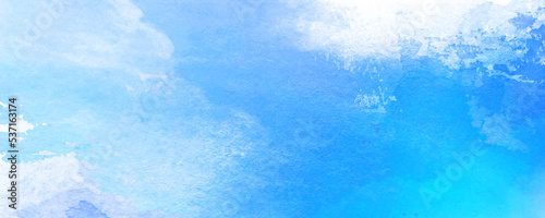 コピースペースのある爽やかな青色と水色の海をイメージした水彩背景　背景イラスト　テクスチャ素材　海　波