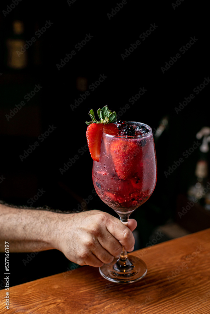 gin tonic frutos rojos, Cóctel con hielo, fresas y romero y zarzamora, arandano Stock Photo