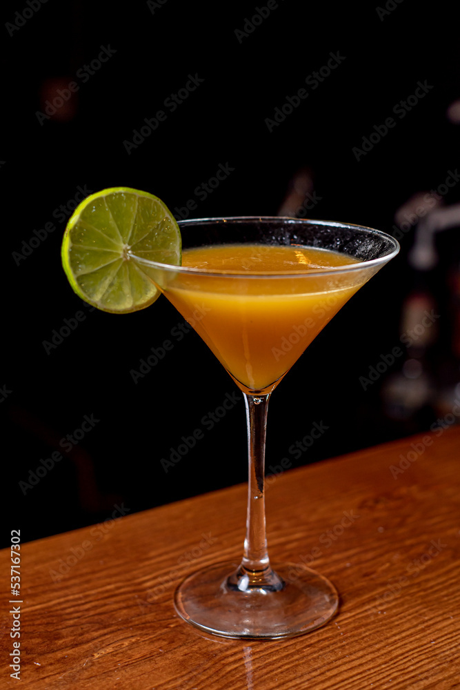 Primer plano de un delicioso cóctel refrescante sobre una mesa de madera en un bar Primer plano de un delicioso cóctel refrescante sobre una mesa de madera en un bar