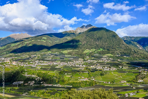 Dorf Tirol, Passeier, Fluss, Passeiertal, Vorderpasseier, Hafling, Meran, Weinberge, Obstbäume, Wanderweg, Herbst, Erntezeit, Südtirol, Italien