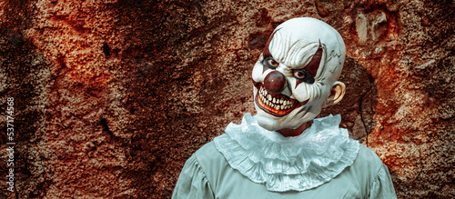 Fotografiet evil clown in an abandoned house, web banner