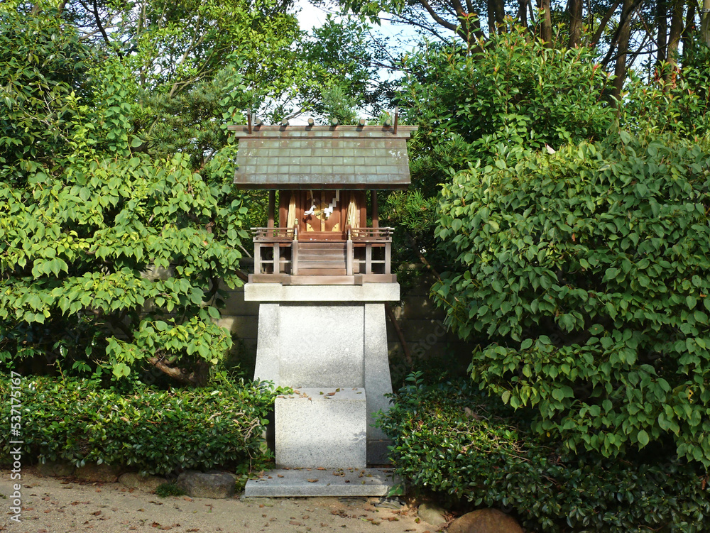 神社境内の摂社。
The little shrine in the garden.
West Japan.