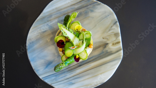 Fototapeta Naklejka Na Ścianę i Meble -  assiette gastronomique asperges