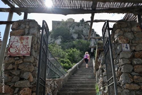 Obraz na płótnie Conca dei Marini - Accesso alla Torre di Capo di Conca w salonie