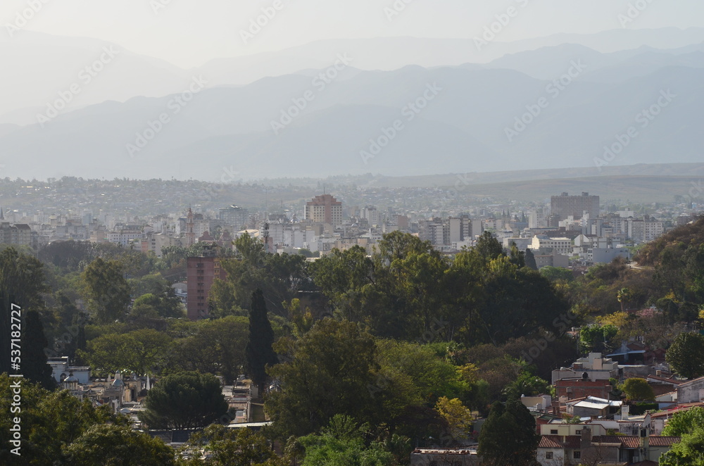 Ciudad de Salta provincia de Argentina con cerros y montañas de fondo. Ciudad turística y colonial 