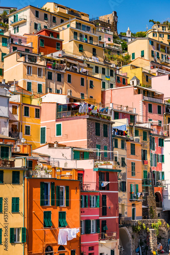 Bunte Hausfassaden in Romaggiore in der Cinque terre, Italien