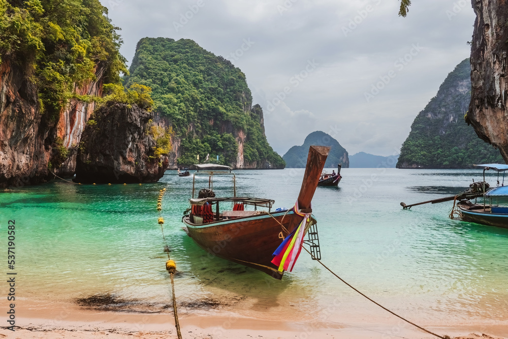 Obraz premium Long tail tourist boats on sea shore near Koh Hong island in Krabi province