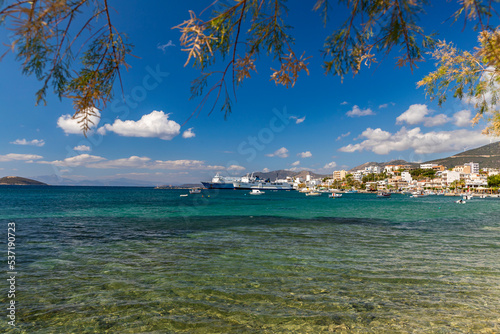 Krajobraz morski. Widok z niebieskim niebem i białymi chmurami na greckiej wyspie Evia. Piękne wybrzeże greckiej wyspy. Podróże i wakacje w Grecji.	