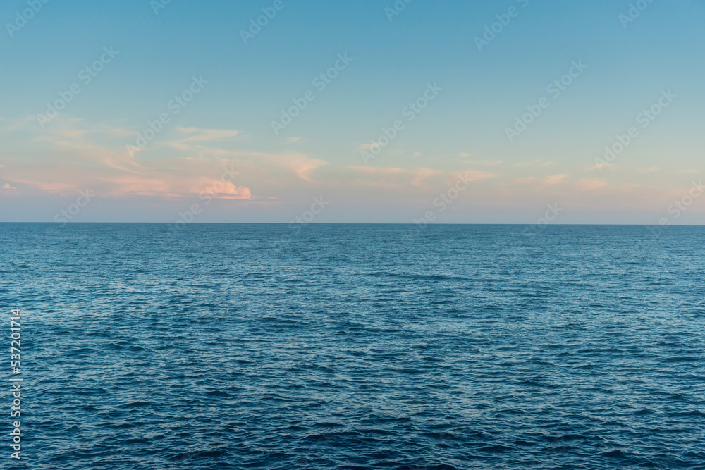 Offenes Meer bei klarem Himmel mit Blick zum Horizont