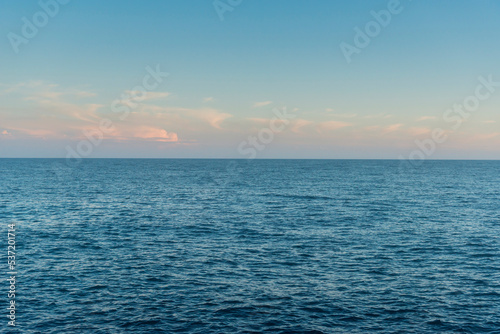 Offenes Meer bei klarem Himmel mit Blick zum Horizont
