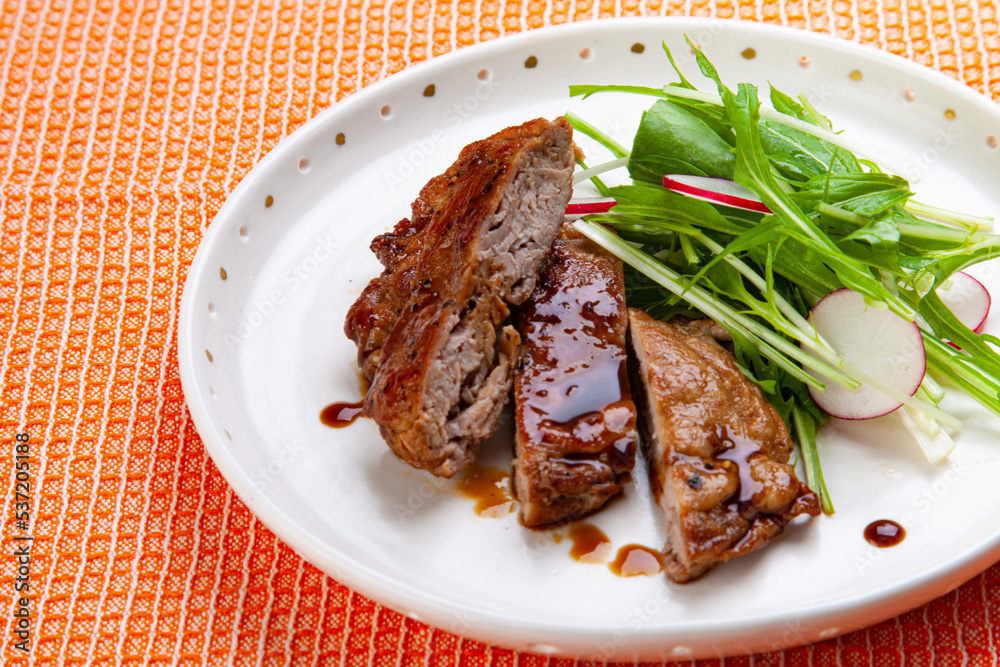 日本の家庭料理　豚肉の黒酢照り焼きに水菜のサラダを添えて　和食