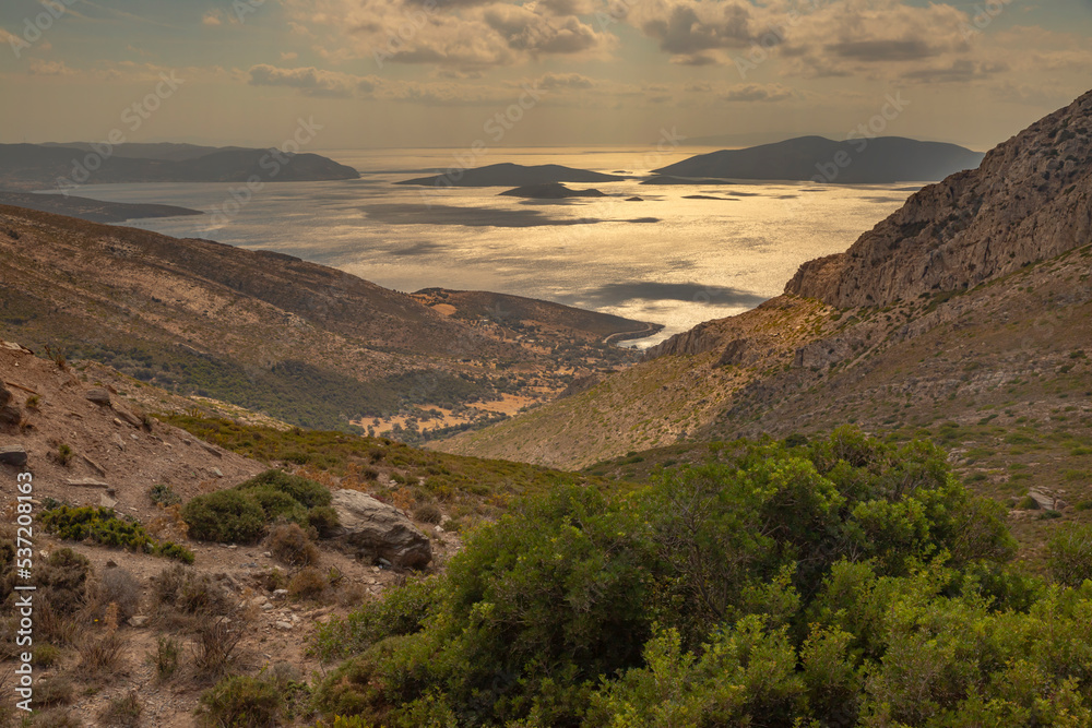 Krajobraz morski. Widok pod słońce z niebem i chmurami na greckiej wyspie Evia. Piękne wybrzeże greckiej wyspy. Podróże i wakacje w Grecji.	