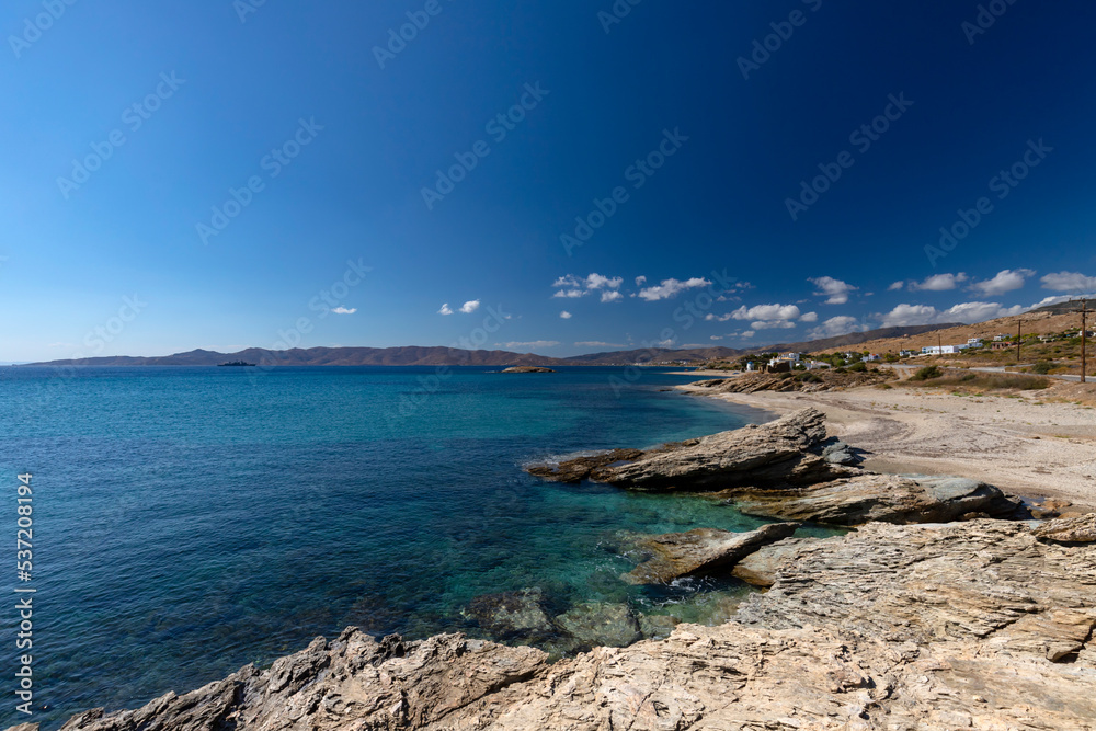 Krajobraz morski. Widok z niebieskim niebem i białymi chmurami na greckiej wyspie Evia. Podróże i wakacje w Grecji.