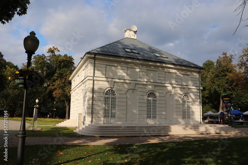 Pałac klasycystyczny z pocz. XIX w. w Młochowie z ogrodem angielskim