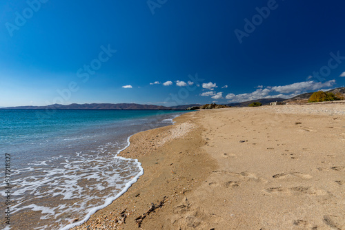 Krajobraz morski. Widok z niebieskim niebem i białymi chmurami na greckiej wyspie Evia. Piękne wybrzeże greckiej wyspy. Podróże i wakacje w Grecji.  © anettastar