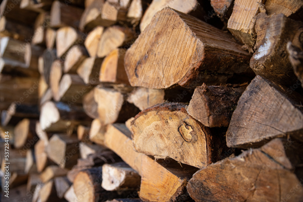 gros tas de bois de chauffage coupé et rangé dans un abri. Symbole de la crise énergétique gros tas de bois de chauffage coupé et rangé dans un abri. Symbole de la crise énergétique