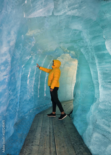 Eishöhle im Gebirge © Jenny Sturm
