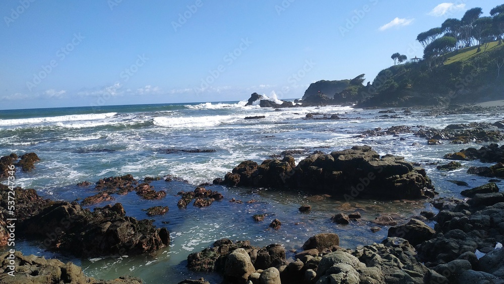 Fototapeta premium waves breaking on rocks