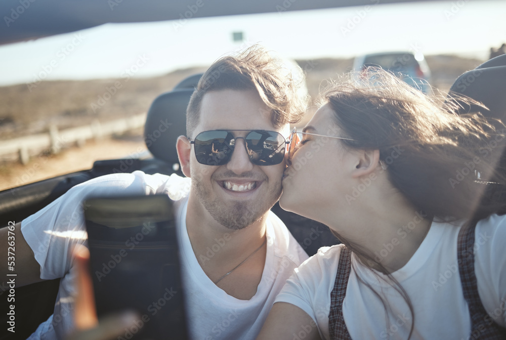 Φωτογραφία Selfie, kiss and road trip with a real couple driving on the one road for vacation, honeymoon or romance