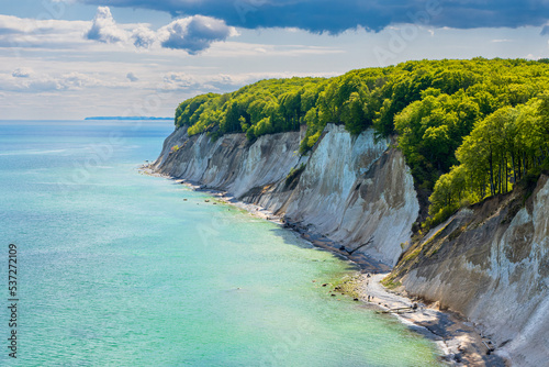 Kreidefelsen an der Küste der Ostsee auf der Insel Rügen photo