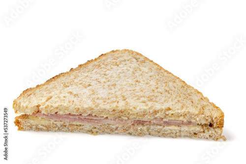 sandwich club au jambon isolé sur un fond blanc
