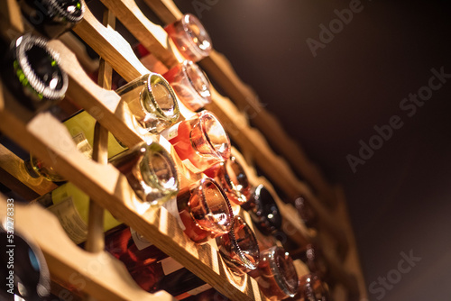 cave à vin moderne avec des bouteilles de rosé et blanc  photo