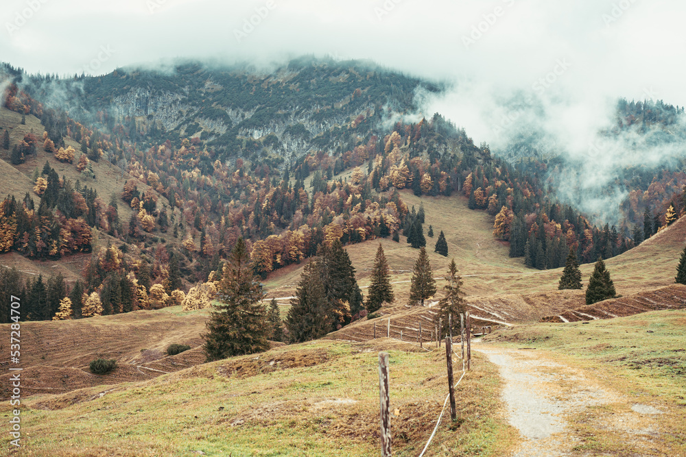 Naklejka premium Autumn Hiking in Bavarian Alps