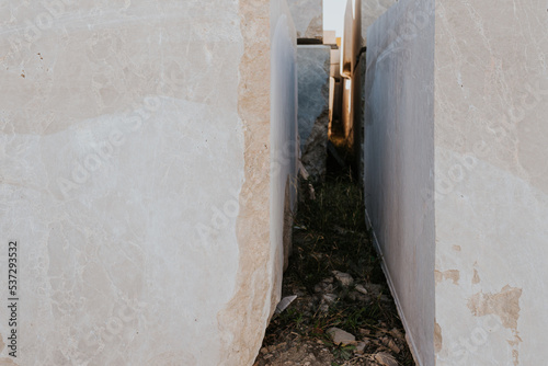 Fábrica de mármol. Industria de la piedra. Maquinaria, bloques, almacén para el trabajo de la piedra. 