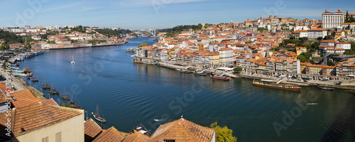 Fototapeta Naklejka Na Ścianę i Meble -  The Douro between Porto and Vila Nova de Gaia