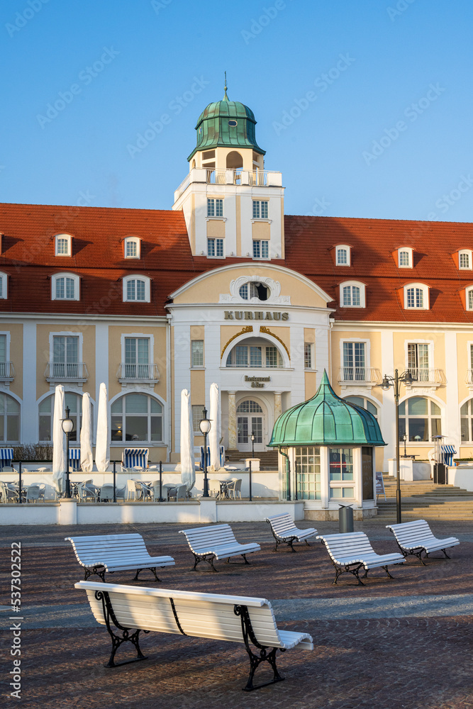 Impressionen von der Promenade am Kurhaus im Ostseebad Binz am Morgen kurz nach Sonnenaufgang - obrazy, fototapety, plakaty 