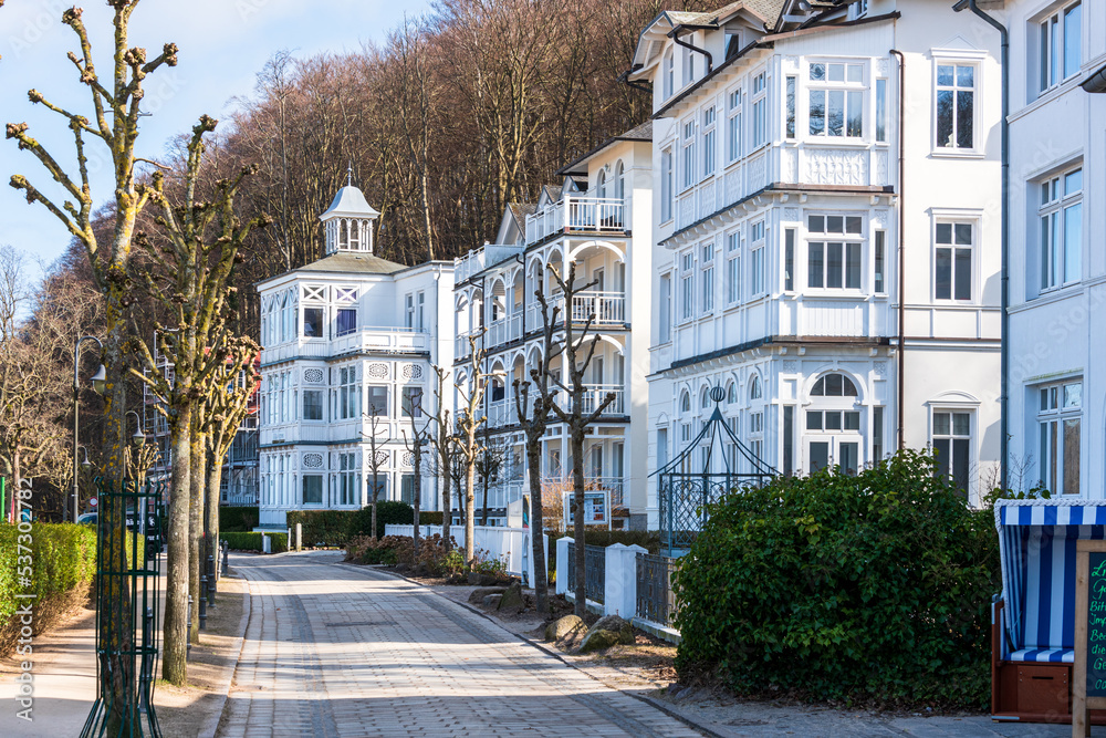 Stilvoll hergerichtete historische weiße Häuser an der Strandpromenade von Binz auf der Insel Rügen