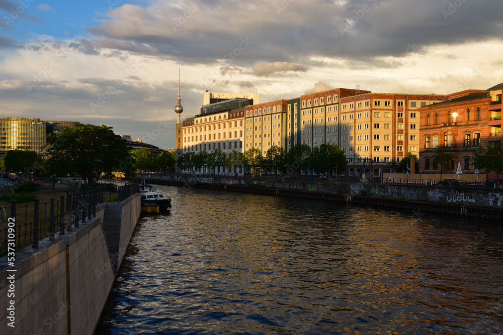 Obraz premium Spree river and the futuristic waterfront in the center of the Berlin Germany with the tv tower in background