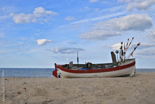 ein kleines Fischerboot am Strand