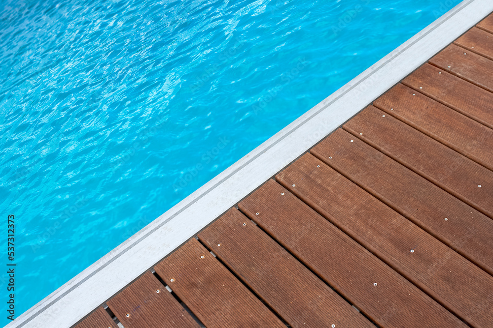 Piscine avec plage mixte bois et aluminium 