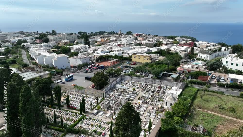 il piccolo cimitero di Anacapri.
vista dall'alto sul cimitero di Capri. il piccolo cimitero di Anacapri.
vista dall'alto sul cimitero di Capri.