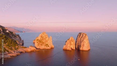 Tramonto sull'isola di Capri. il sole illumina i faraglioni.
I famosi faraglioni dell'isola più esclusiva e visitata al mondo. photo