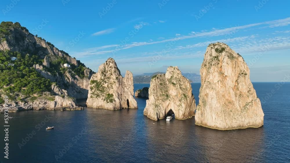barca naviga sotto i famosi faraglioni dell'isola di Capri. Italia, Golfo di Napoli.
Veduta aerea dell'isola più visitata al mondo. barca naviga sotto i famosi faraglioni dell'isola di Capri. Italia, Golfo di Napoli.
Veduta aerea dell'isola più visitata al mondo.