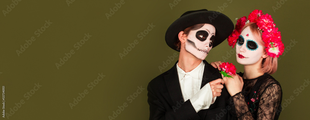 Bridal couple celebrate typical Mexican holiday, wear special costumes