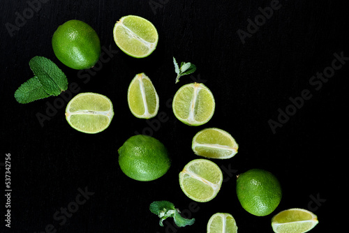 Limones en fondo negro photo